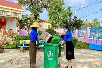 TRƯỜNG MN ANH ĐÀO TỔ CHỨC DỌN DẸP VỆ SINH THU GOM RÁC THẢI TRONG KHUÔN VIÊN TRƯỜNG HỌC; PHÁT ĐỘNG PHONG TRÀO “MỖI NGƯỜI MỘT HÀNH ĐỘNG VÌ MÔI TRƯỜNG XANH – SẠCH – ĐẸP”.